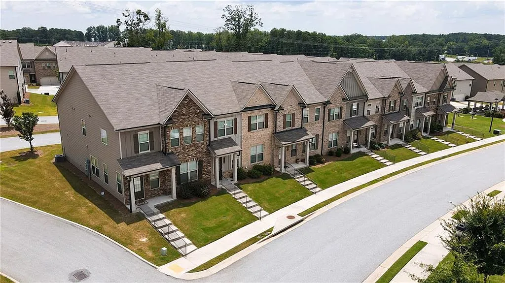 3 bed, 2.5 bath, 2268 sqft, $2,200 — Photo 1