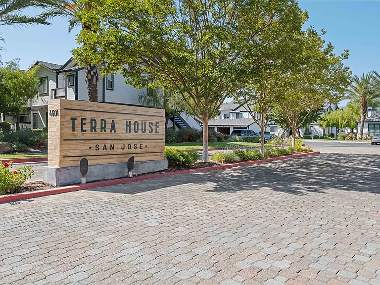 Terra House Apartments — Photo 22