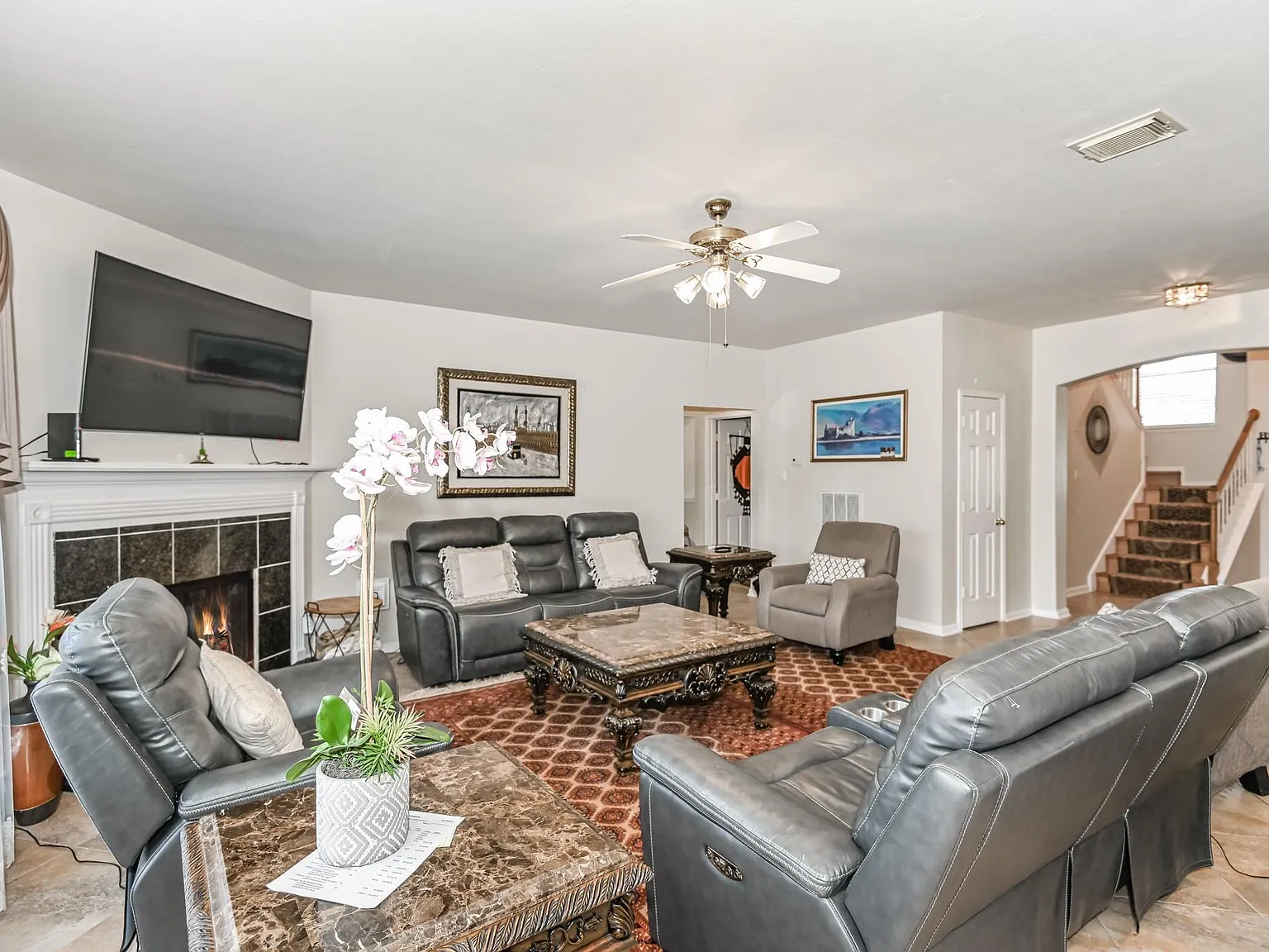 5 bed, 2.5 bath, 2572 sqft, $2,600 — Photo 3