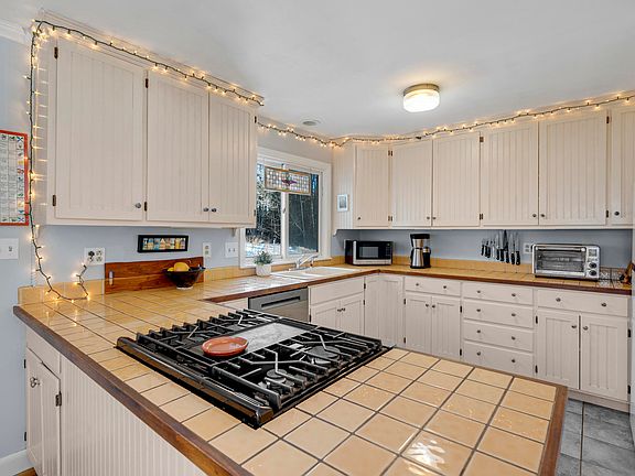 5th image of 52 Birch Point Road