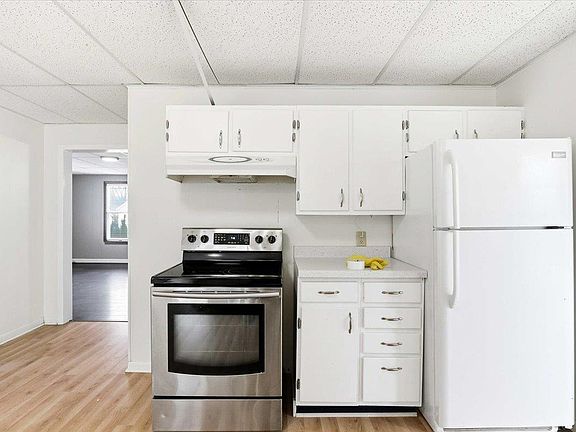 5th image of 121 Elmwood Ln