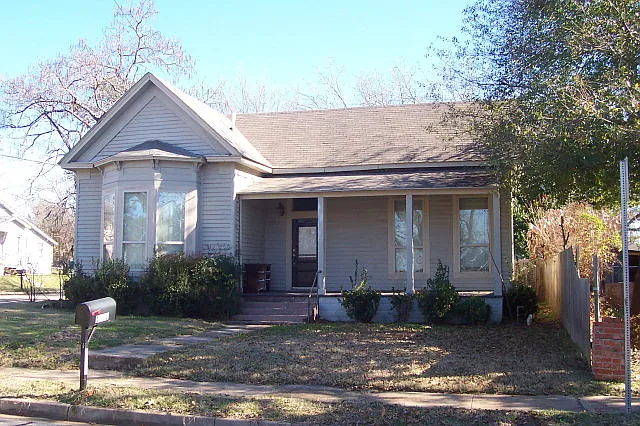 1112 N Queen St photo 1