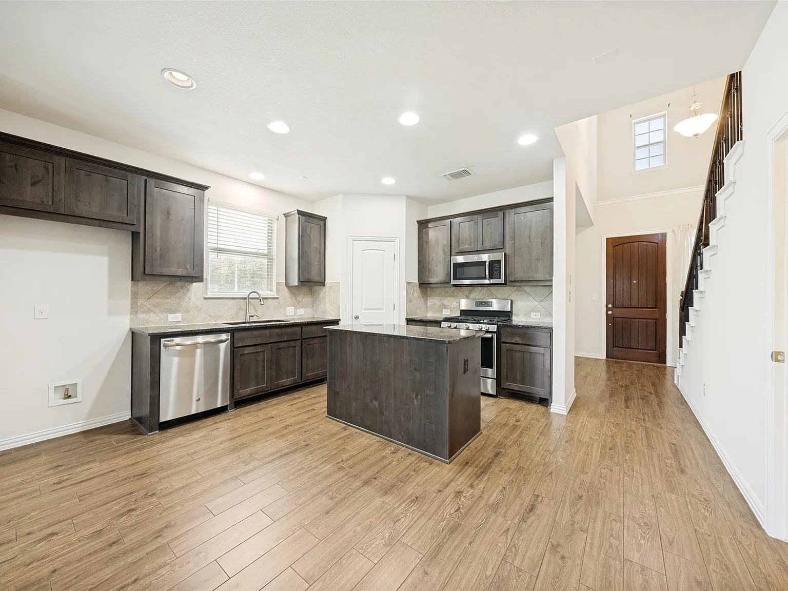 4 bed, 2.5 bath, 2260 sqft, $2,500 — Photo 4