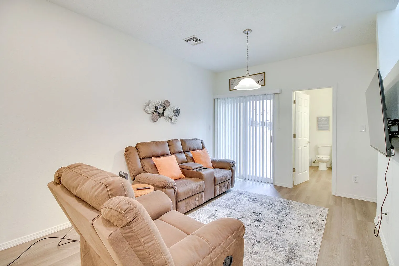 3 bed, 2.0 bath, 1539 sqft, $4,257 — Photo 2