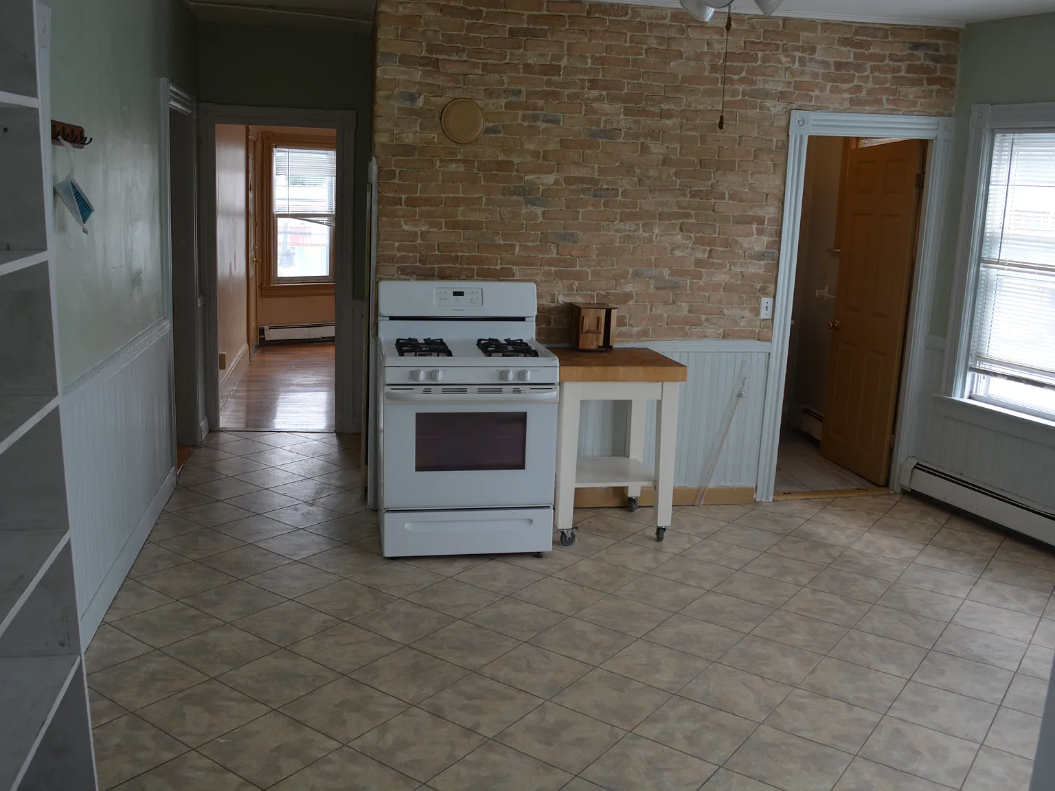 3 bed, 1000 sqft, $2,000 — Photo 2