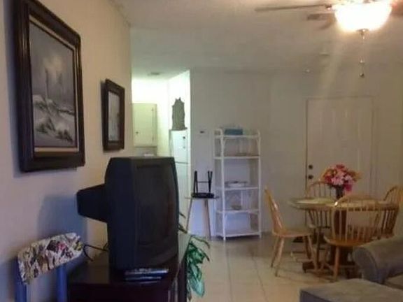 4th image of 1971 NE Collins Cir APT 20