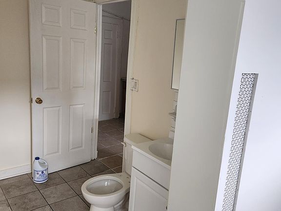 5th image of 21 Rich Ave APT 2L
