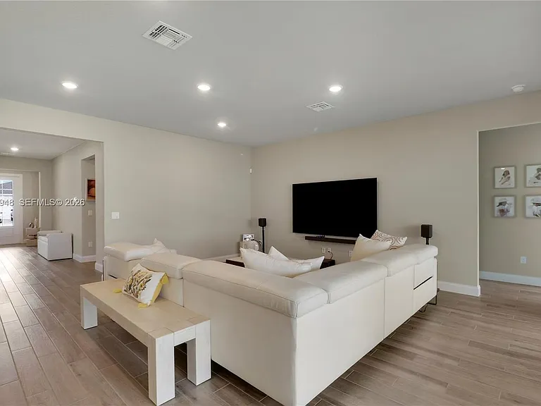 6489 NW Cloverdale Ave — Photo 4