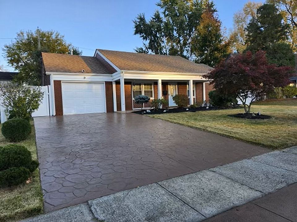 1st image of 46 Gaylord Cir