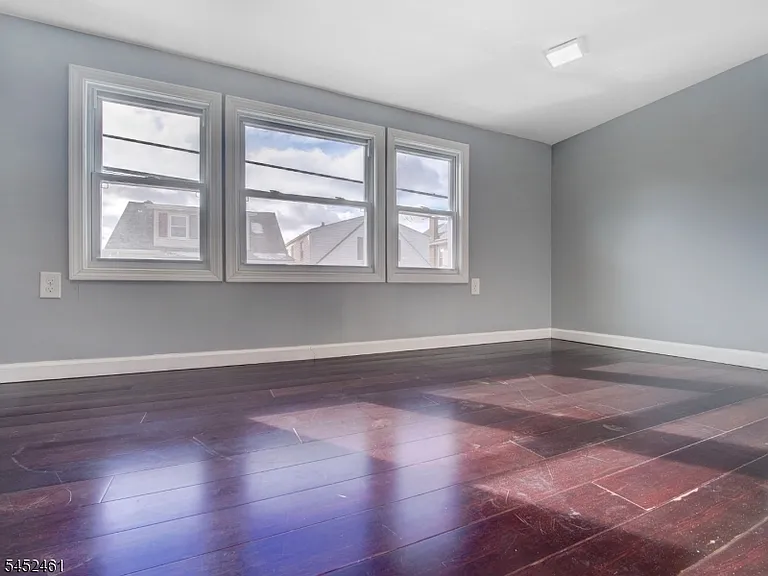 156 Crystal St — Photo 3