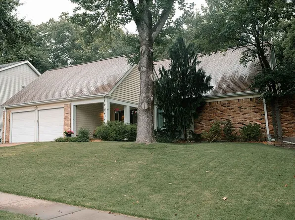 2045 Country Field Dr, Chesterfield, MO 63017