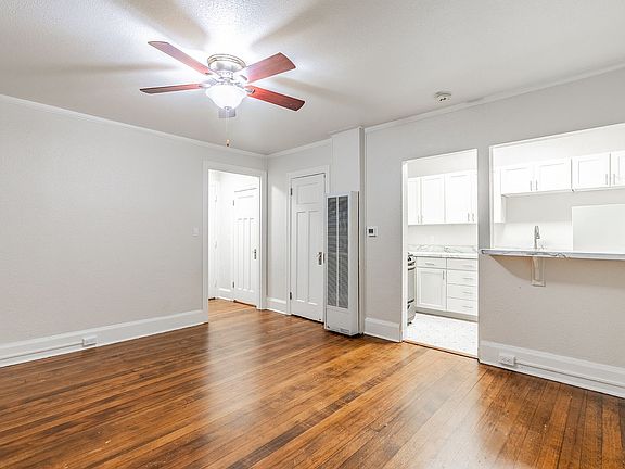 4th image of 527 Eastlake Ave E APT 4