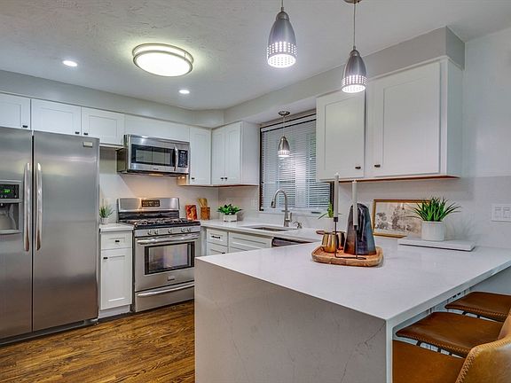 3rd image of 1301 Irving Rd #1301