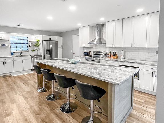 3rd image of 12989 Meadowbreeze Dr