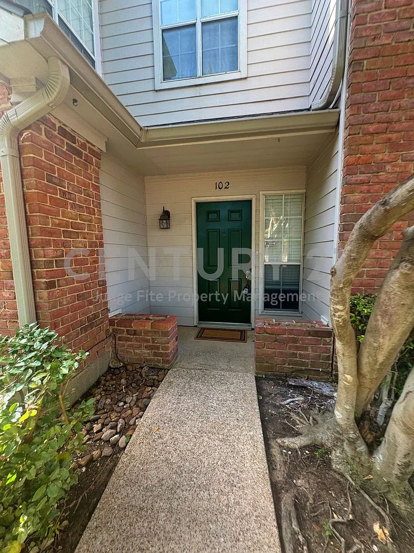 Wonderful 2-Story 2/2.5/2 Condo in PRIME Dallas Location For Rent! — Photo 2