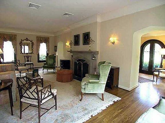 3rd image of 4146 N Meridian St