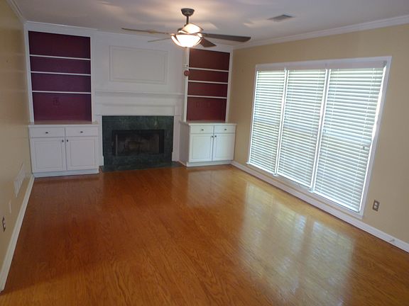 LR with Built in Bookshelves