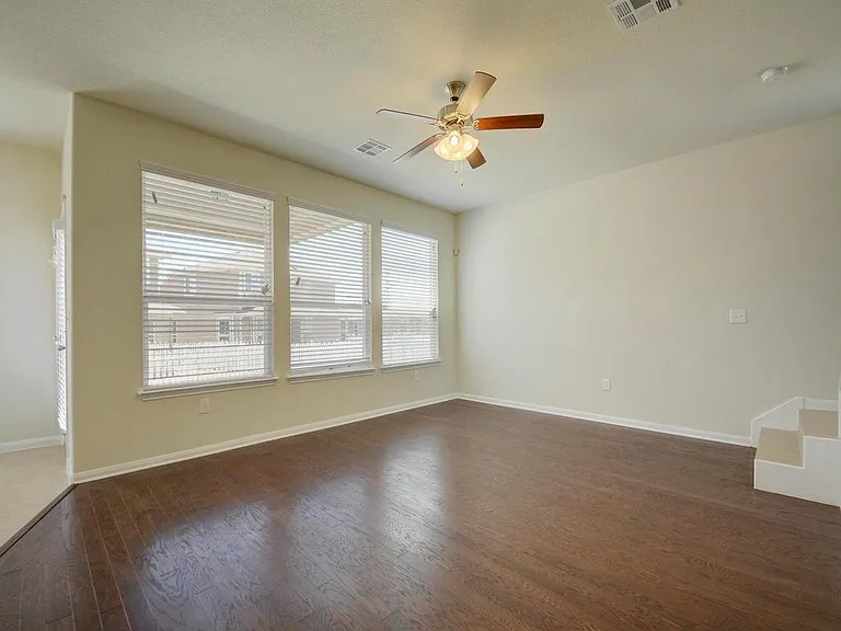 2015 Barker House Cv — Photo 7