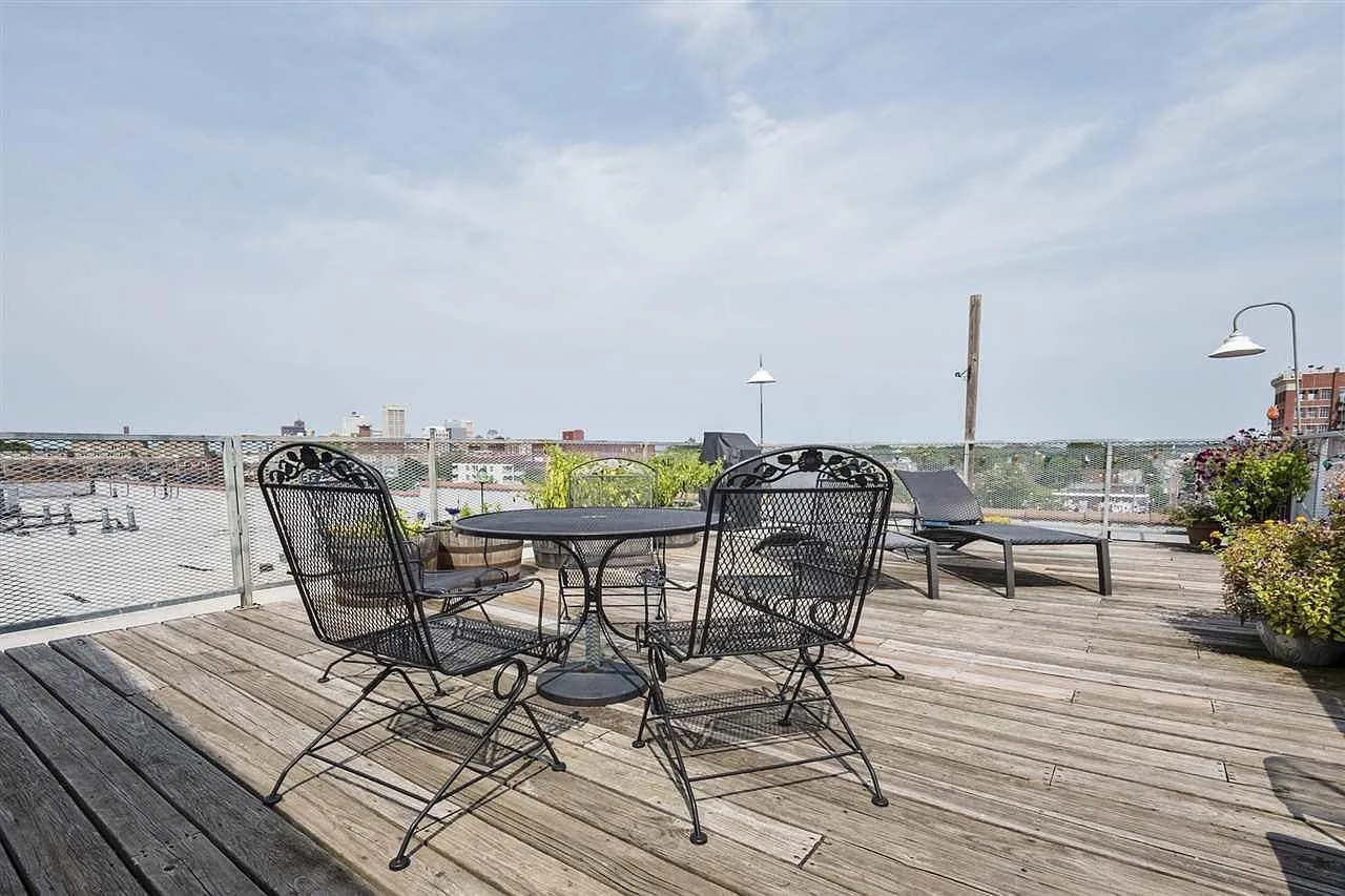 2 bed, 1.5 bath, 1307 sqft, $1,700 — Photo 4
