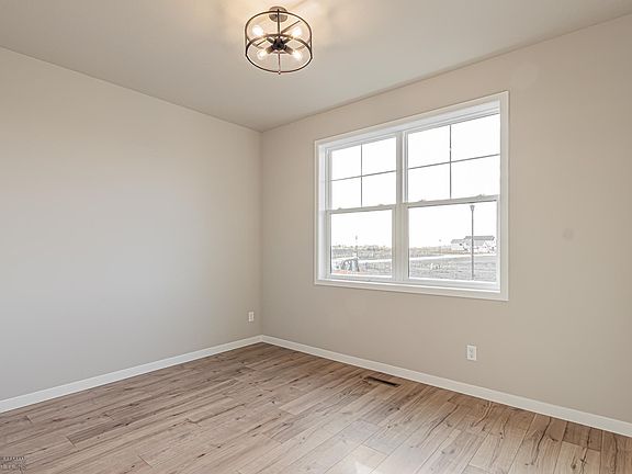 5th image of 5868 Ellis Dr W