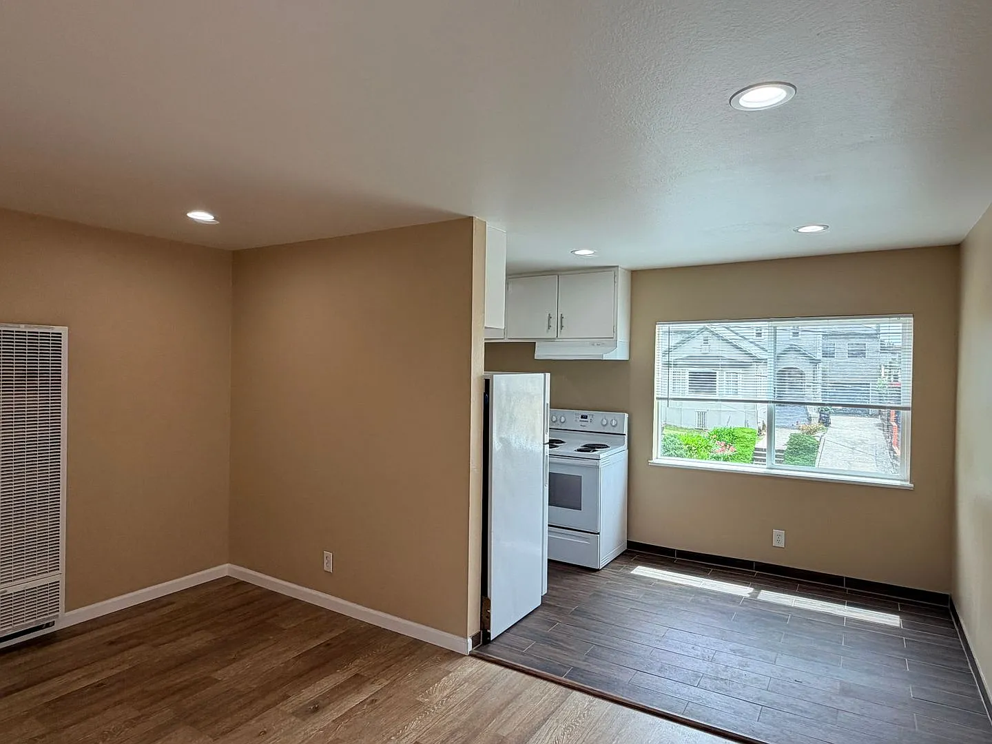 317 Warwick- 270- 1196/2701 — Photo 2