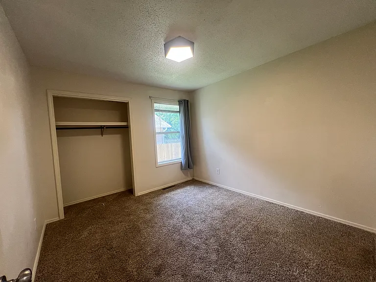 204 E Robberson St — Photo 20