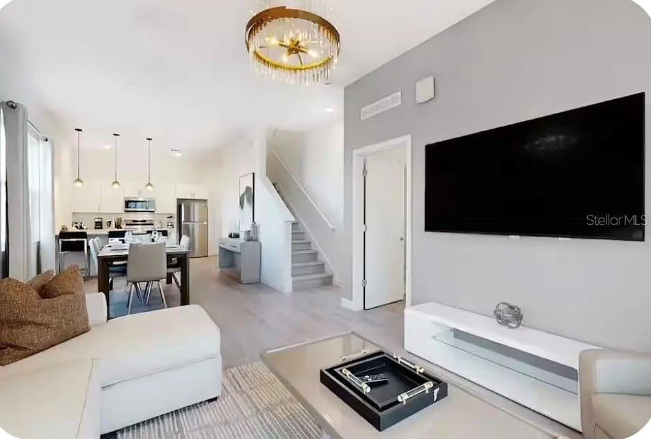 5 bed, 4.0 bath, 2048 sqft, $3,200 — Photo 2