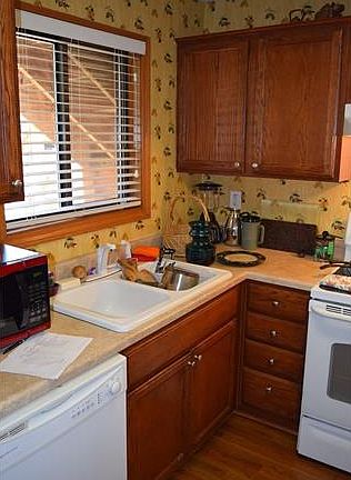 3rd image of 551 Courtwood Ln