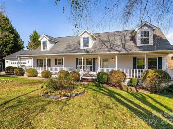 16 Lewis Creek Dr, Hendersonville, NC 28792