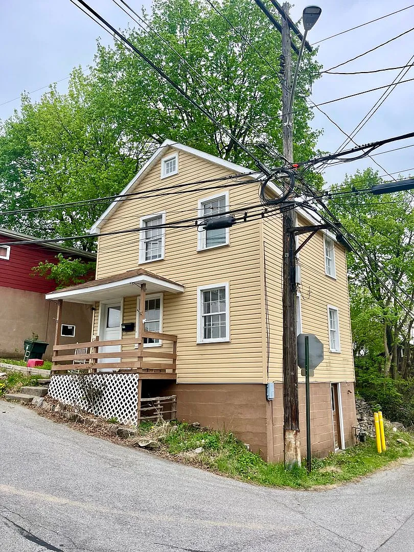 Building Photo - 105 N Ridge St