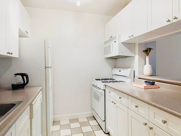 4th image of 88 Greenwich St APT 325