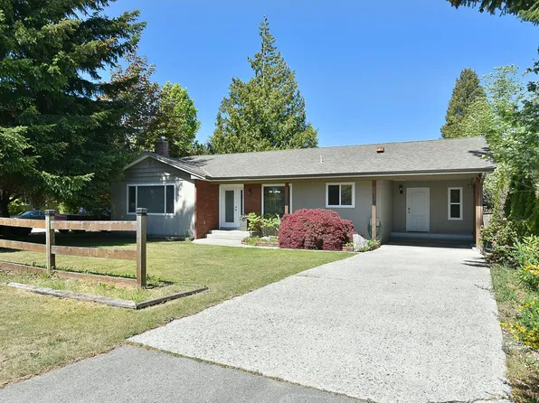 5784 Medusa St, Sechelt, BC V0N 3A3