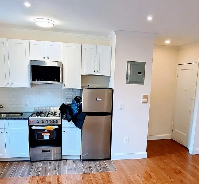 142 E 33rd St #3B
