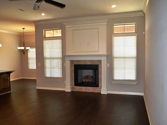 2nd image of 4402 N Meadow Oaks Dr