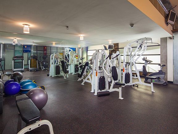 5th image of 527 10th Ave Unit 303
