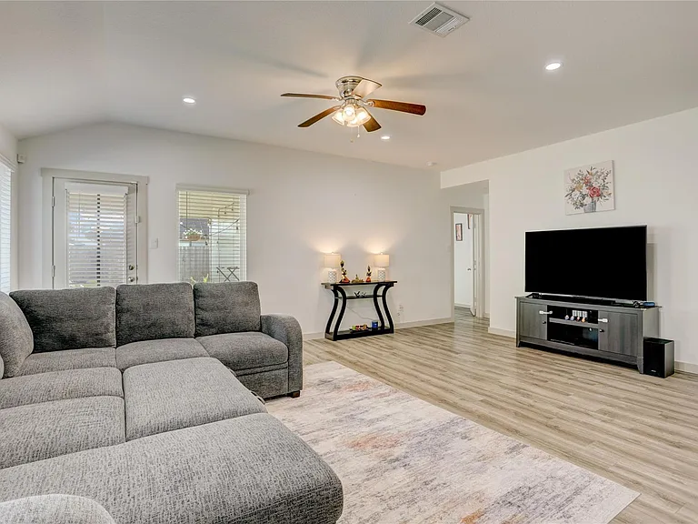 7926 Murciana Dr — Photo 14