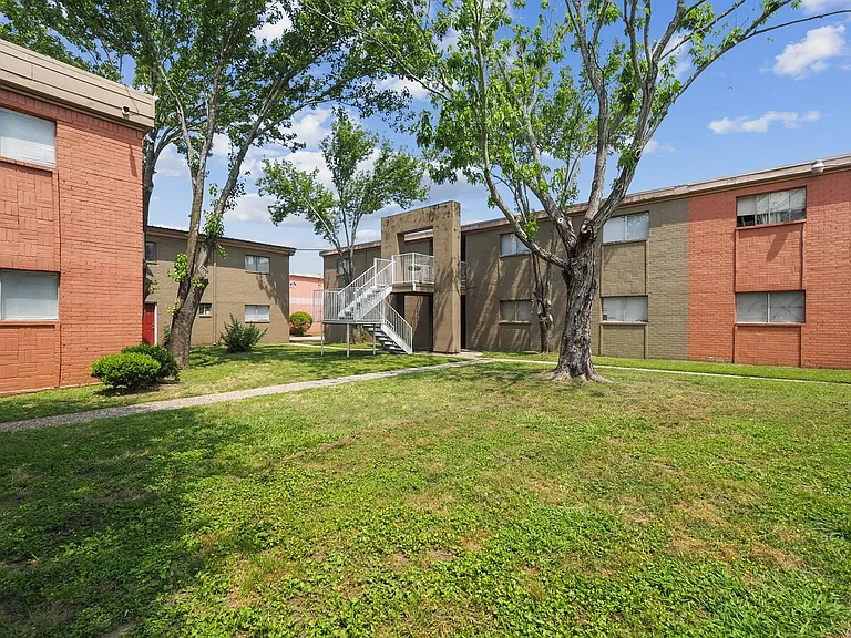 La Paloma Village Apartments — Photo 35