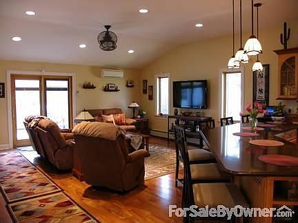 Family Room
						:
						Kitch open to FR, SGD to deck, Cath Ceil, Bright Opening