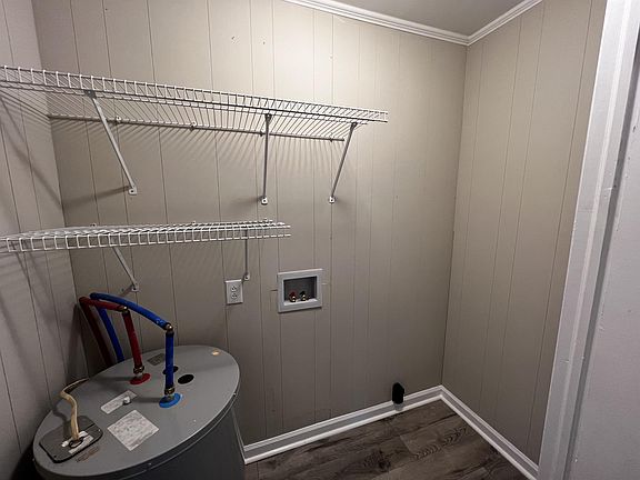 3rd image of 208 W Chestnut St