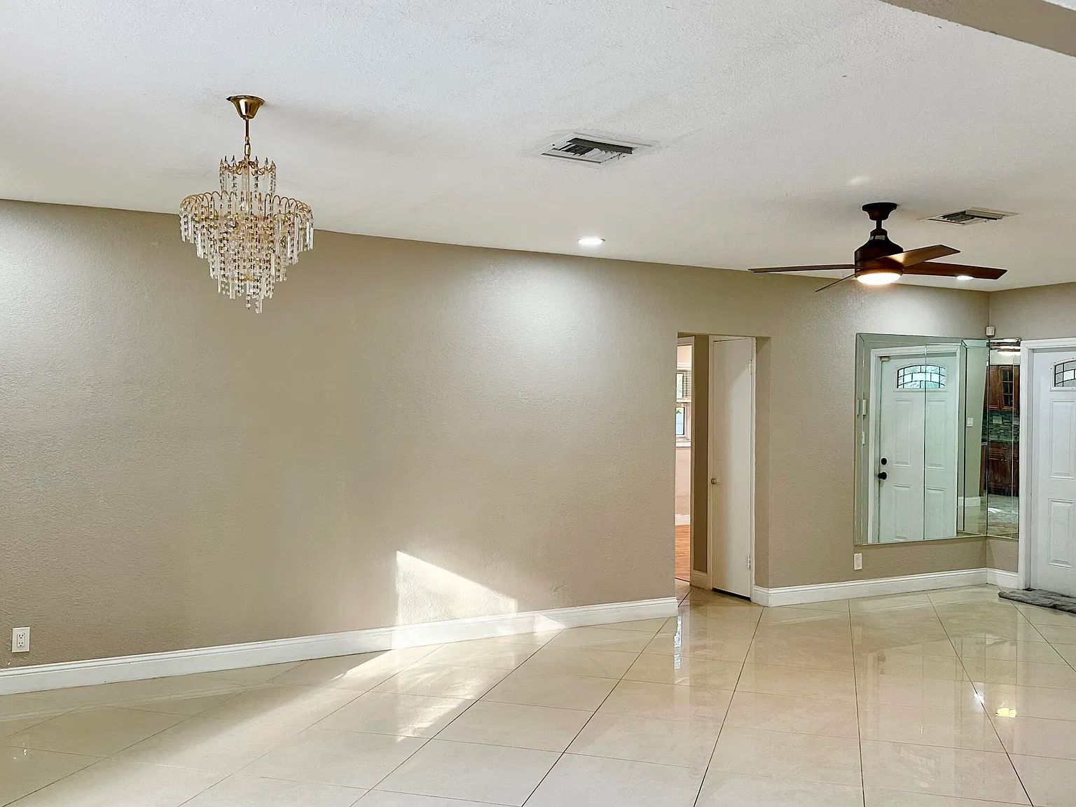 3 bed, 2.0 bath, 1359 sqft, $3,550 — Photo 4