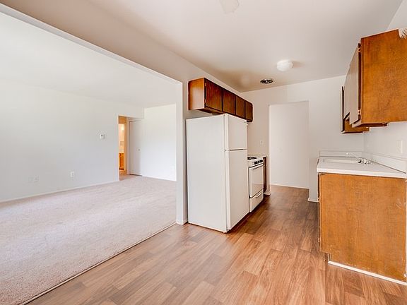 warren woods apartments kitchen w/updated flooring