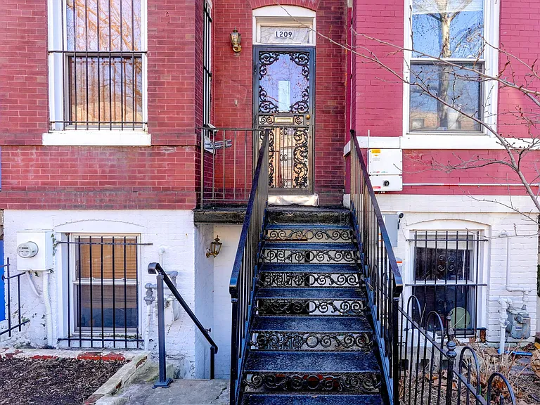 1209 I St SE — Photo 2