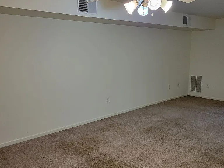 876 Salisbury Ct — Photo 6