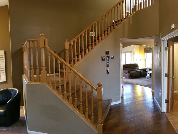 BEAUTIFUL WOODEN STAIRWELL