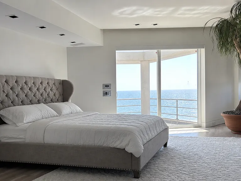 186 Dune Rd — Photo 16