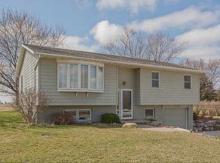 2752 Tower Dr, Cedar Rapids, IA 52411