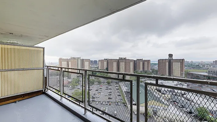 Sold by Thomas Lipovetsky, LREB | media 14