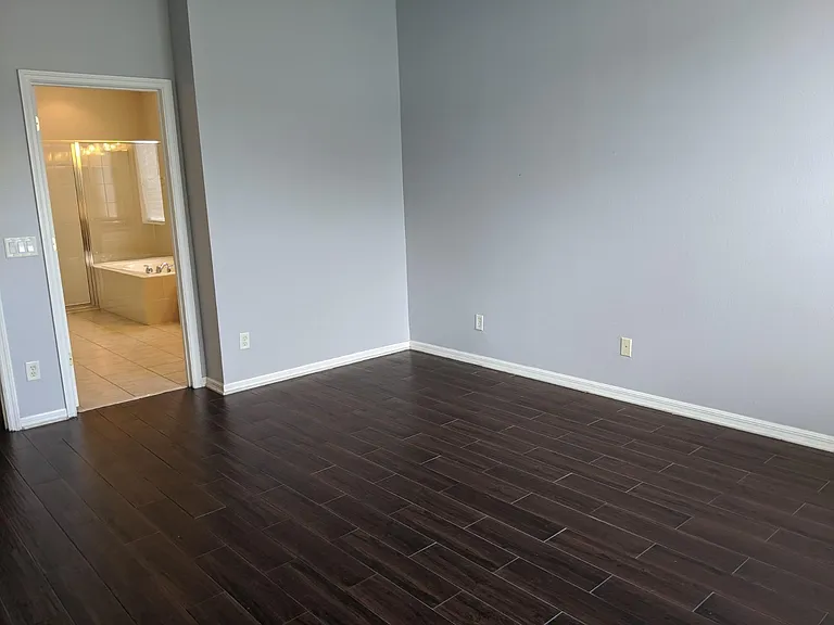 750 Lake Cove Pointe Cir — Photo 11