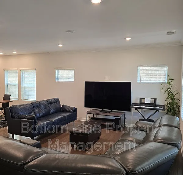 1221 Colgher St — Photo 8