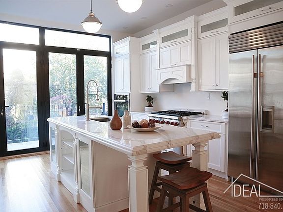 4th image of 657a De Graw St.